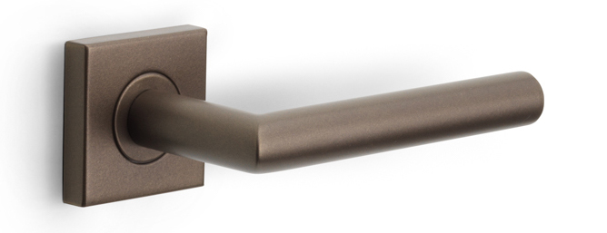 Formani BASICS LB2-19BSQ deurkruk geveerd op vierkant rozet brons