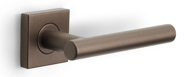 Formani BASICS LB7-19BSQ deurkruk geveerd op vierkant rozet brons